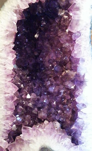 Amethystdruse mit schönen großen Kristallen
